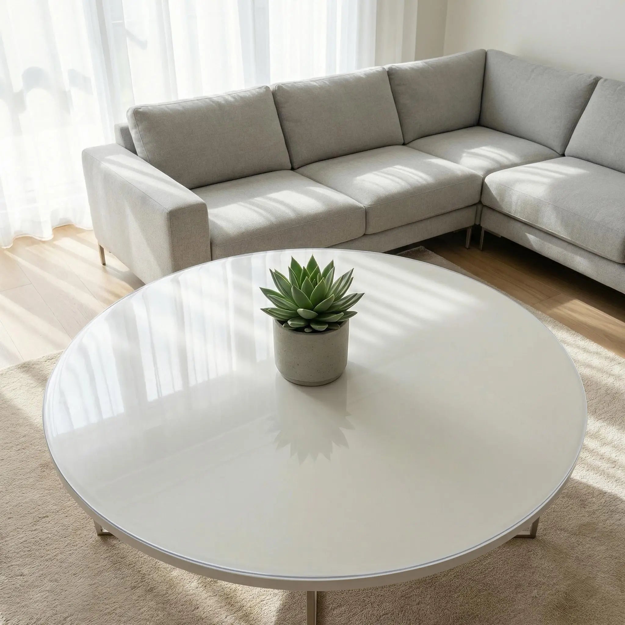 Round clear PVC living room mat, transparent coffee table protector, waterproof and heat-resistant glass-like guard.